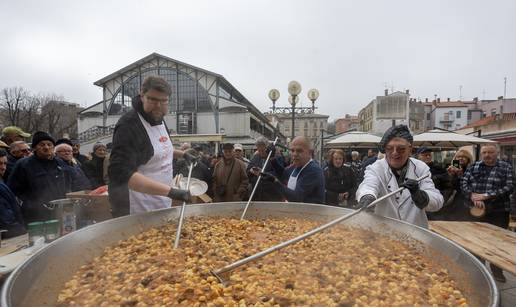 FOTO U Puli podijeljeno 500 porcija finog lova&ccaron;kog gula&scaron;a