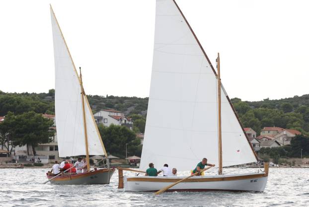 FOTO Čuvari stoljetne tradicije: Drveni brodovi utrkivali se na 'Regati za dušu i tilo' u Betini