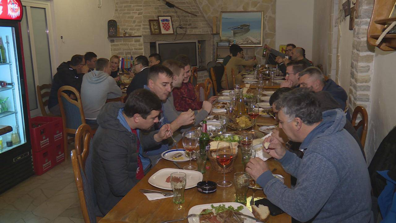 Kinezi se udomaćili u Komarni, s mještanima igraju i košarku