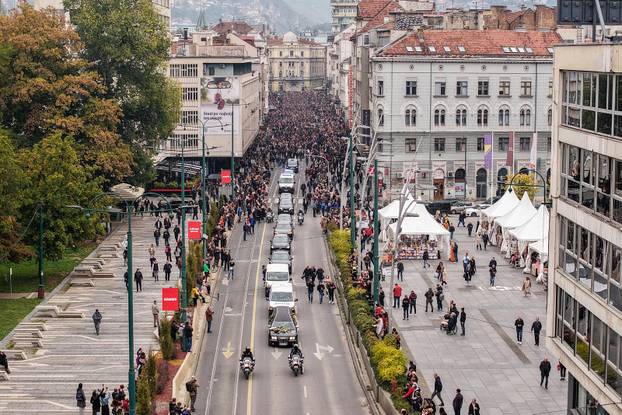 Sarajevo: Pogled iz zraka na povorku prema gradskom groblju Barama