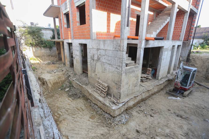 Pa je li to moguće? Bespravno je odsjekao cestu, susjedima voda ulazi pod kuće. I nikome ništa...