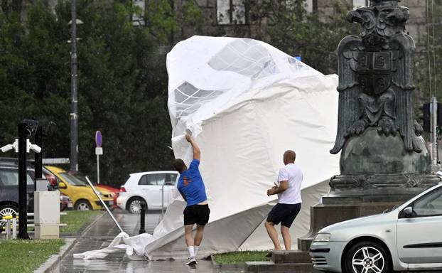 Šatorsko naselje ispred Narodne skupštine Republike Srbije nije izdržalo nevrijeme koje je pogodilo Beograd