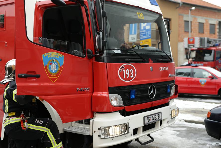 Drama: Ugašen požar na kući, vlasnika su prevezli u bolnicu