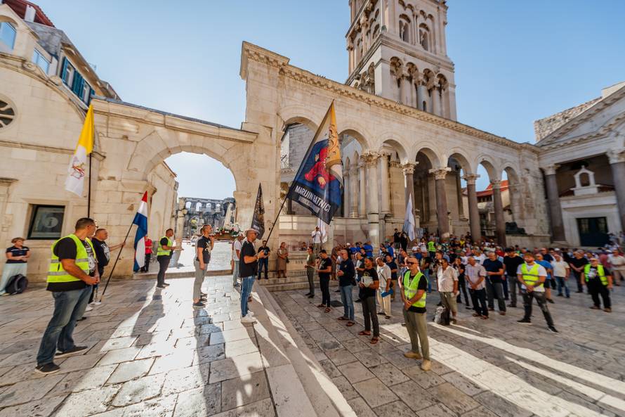 Split: Molitva krunice na Splitskom Peristilu