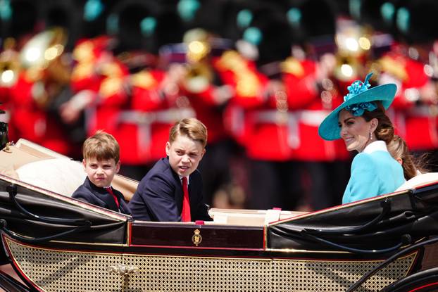 Kraljevska obitelj obilježava kraljev službeni ro?endan paradom Trooping the Colour