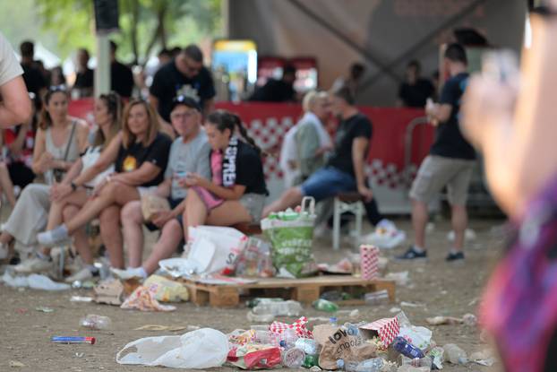 Zagreb: Smeće koje je ostalo u fan zoni na Bundeku