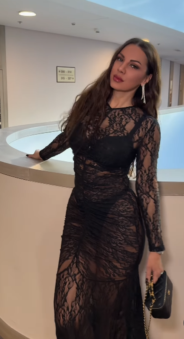 FOTO Jao, Žanamari! Pokazala crne tangice u čipkastoj haljini