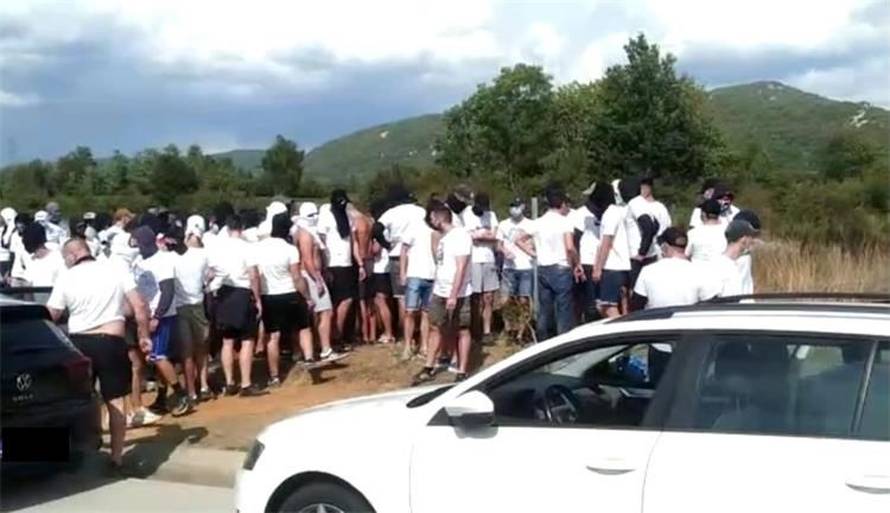 I jedni i drugi navijači imali su 'rekvizite'. Policija je objavila kako su spriječili sukob na A1