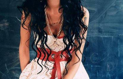 Amy  Winehouse ne može podnijeti slavu pa se reže