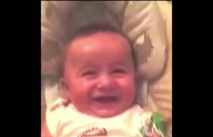Beba se smije kao da je nekog upravo jako gadno 'preveslala'