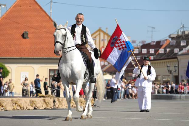 Đakovo: Svečana povorka 57. Đakovačkih vezova