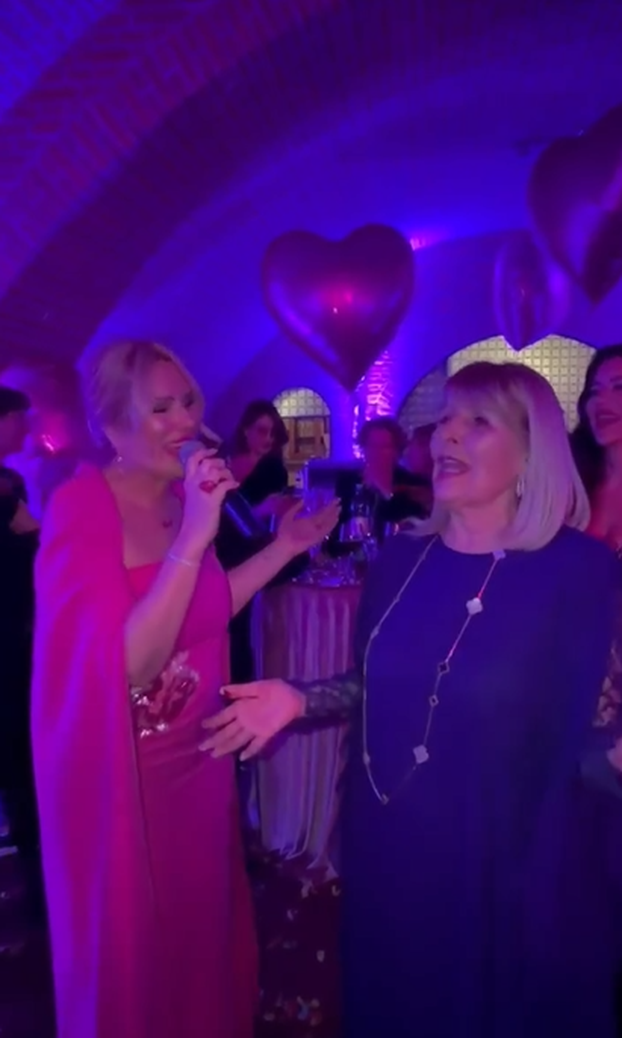 FOTO Ovako je Iva Todorić uzela mikrofon i pjevala mami Vesni