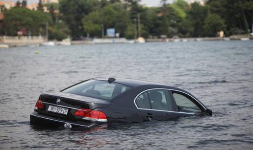 Zadar: Skupocjeni BMW vozač parkirao je ravno u plićak!