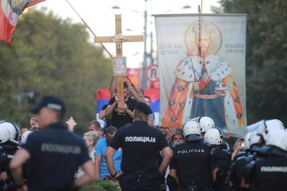 Parada ponosa u Beogradu bez incidenta - tisuće ljudi mirno je prošetalo kroz centar grada