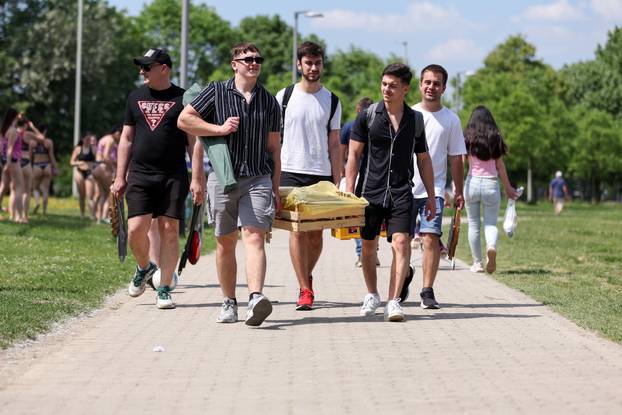 Zagreb: Građani na Jarunu uživali u roštiljanju  i druženju 