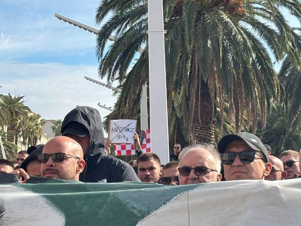 FOTO Prosvjed na Rivi. Stigao je i tip s 'Hitlerovim brčićima'