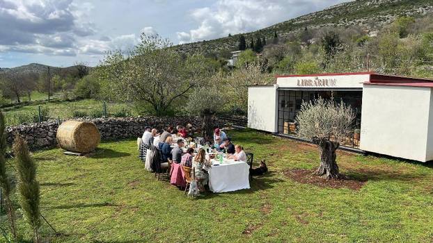 FOTO Farma blizu Splita na kojoj možete ručati među knjigama i družiti se sa životinjama