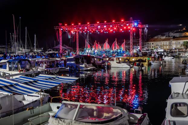 Vela Luka:  Generalna proba koncerta “Trag u beskraju” 