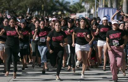 San Salvador: Održana masovna utrka u štiklama