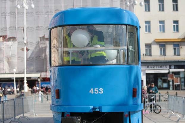 Zagreb: Na trgu postavljen stari tramvaj koji će se pretvoriti u svijetleću vremensku kapsulu