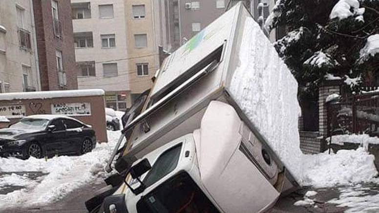 Beograd: Kamion propao u rupu