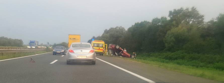 Sudar na autocesti kod Ježeva: Auto na krovu, troje ozlijeđeno