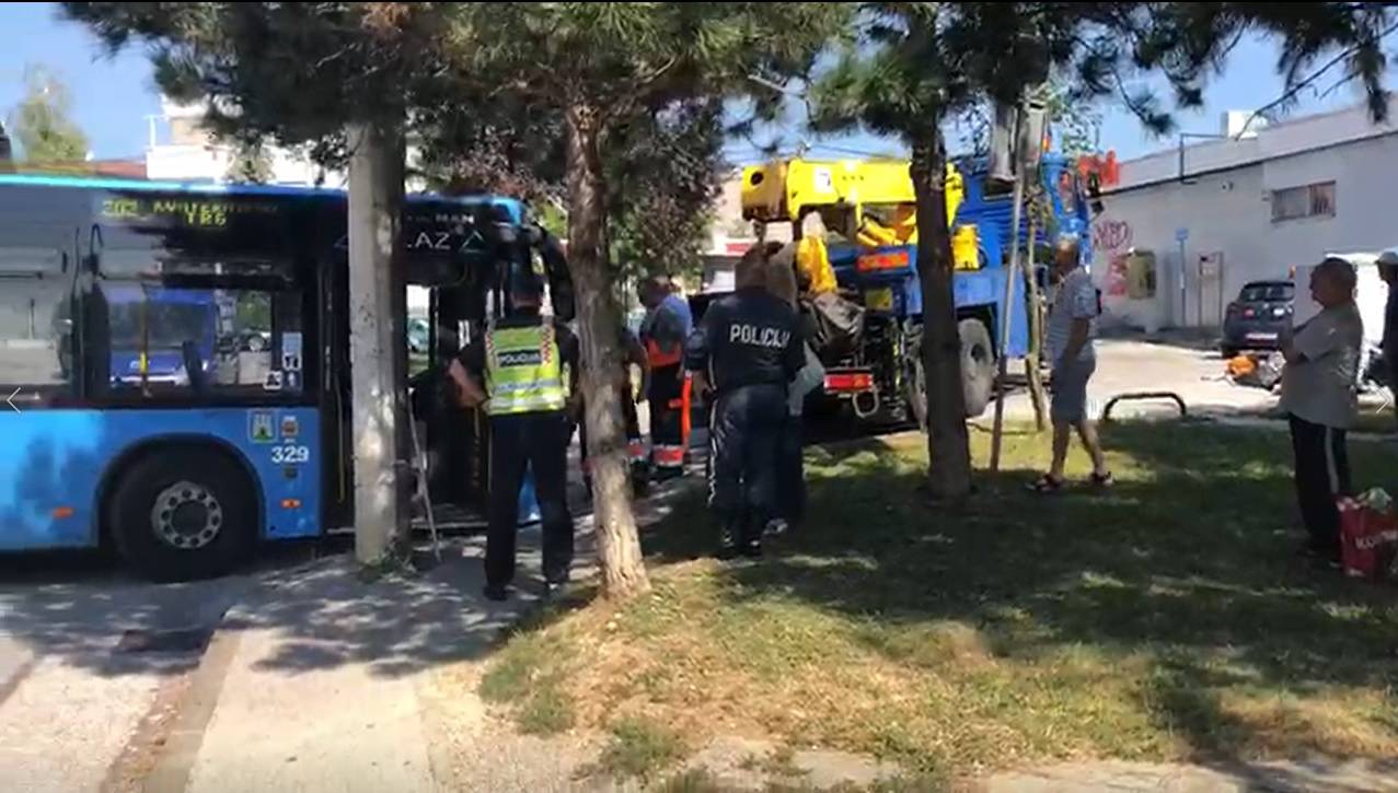 Video: Vozač izašao, a njegov bus s putnicima probio ogradu!