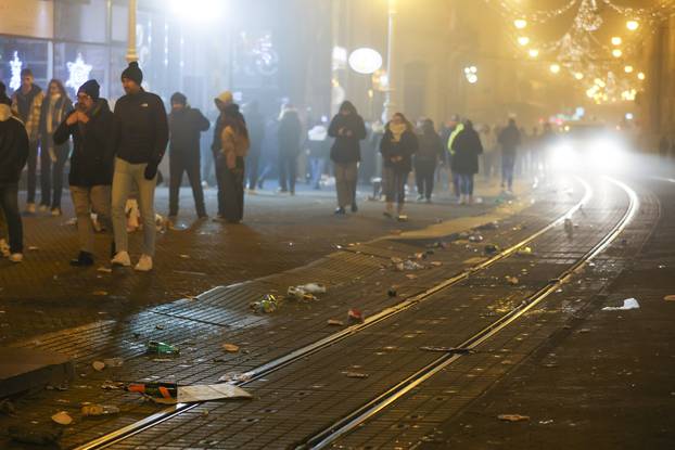 Zagreb: Nakon proslave Nove godine ostala je velika količina otpada