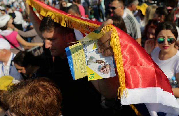 Sarajevo: Brojne zastave iz svih krajeva svijeta hodo?asnici podigli u zrak dok iš?ekuju papu Franju