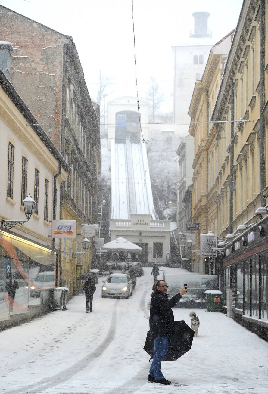 HGSS nepokretnom muškarcu kod Gračaca donio hranu i drva