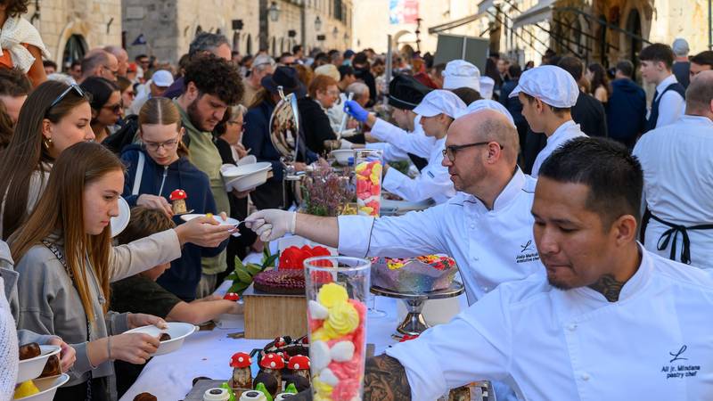FOTO U Dubrovniku se danas fino jelo! Pogledajte samo koje su delicije poslužili na Stradunu