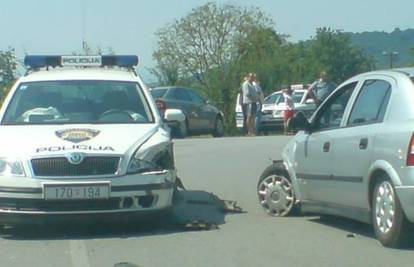 Policajac naletio na Opel Astru, ozlijeđenih nema