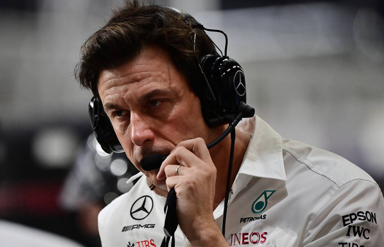 VIDEO Šef Mercedesa divljao i bacao stvari: FIA? Trebali biste ponoviti posljednji krug utrke