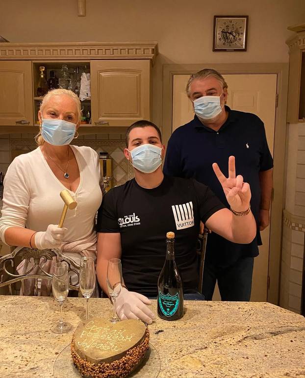 Sve pršti od luksuza: Lepa Brena prodaje vilu Aleksandri Prijović. Evo kako izgleda raskošna kuća