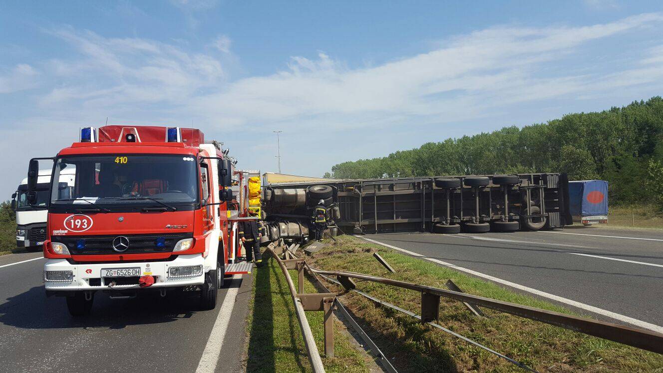 Kaos na obilaznici: Šleper se prevrnuo, uklanjaju ga s ceste