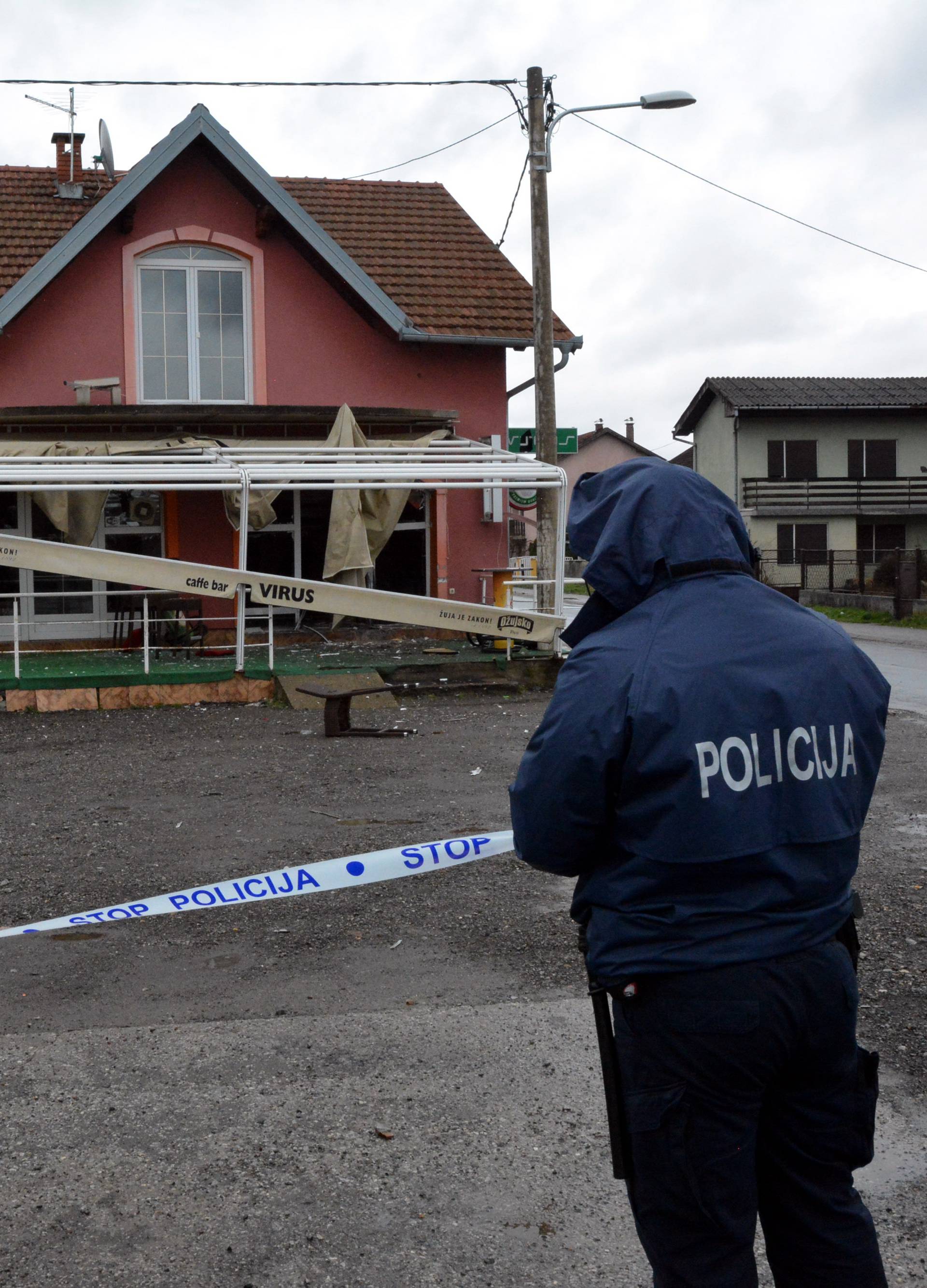 Eksplozija u Sl. Brodu: Stolci i staklo letjeli su desetak metara