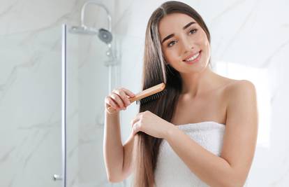 Očistite četku za kosu pomoću sastojka kojeg imate kod kuće