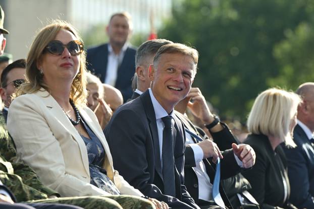 Zagreb: Uzvanici iz lože prate svečani vojni mimohod u povodu 30. obljetnice VRO Oluja