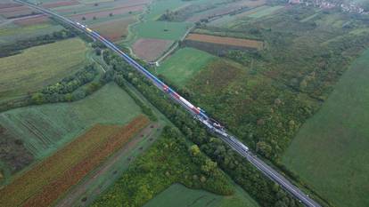 FOTO Prizori užasa iz zraka:  U sudaru smrskani vagoni, još se pretražuje teren kod Novske