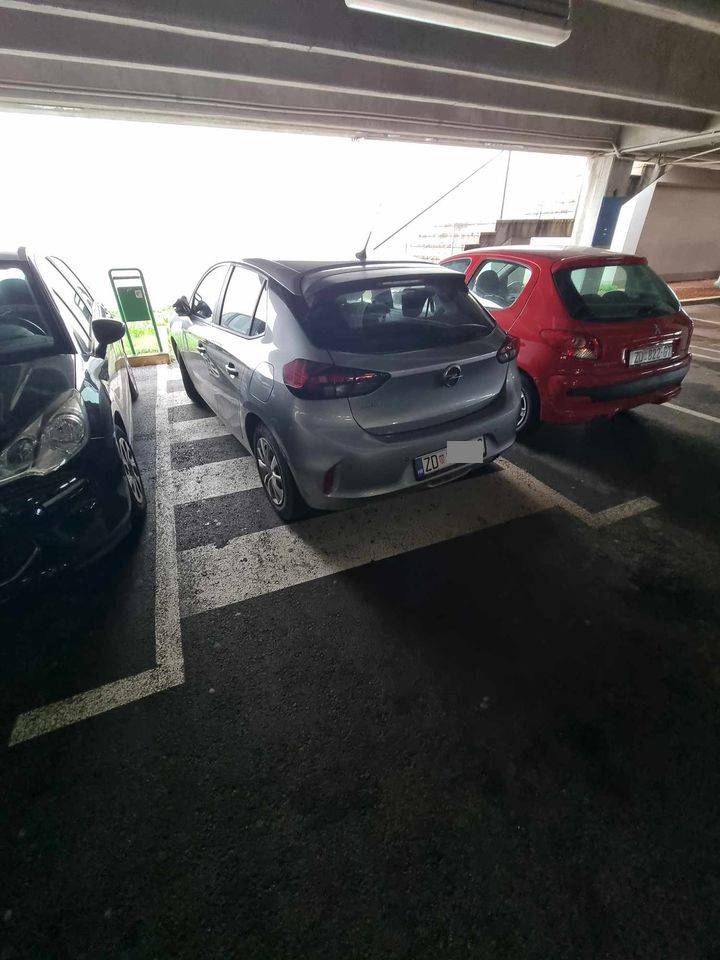 Golf 2 na 'struju', BMW zauzeo tri trake... Ovako samo Hrvati parkiraju. Bravo, pravi ste biseri