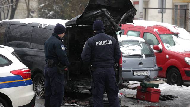 U Zagrebu noćas planuo kombi, vatra se proširila i na Peugeot