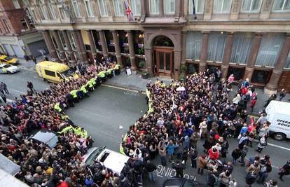Policija mu nije dala da izađe: Fanovi opkolili Bieberov hotel 