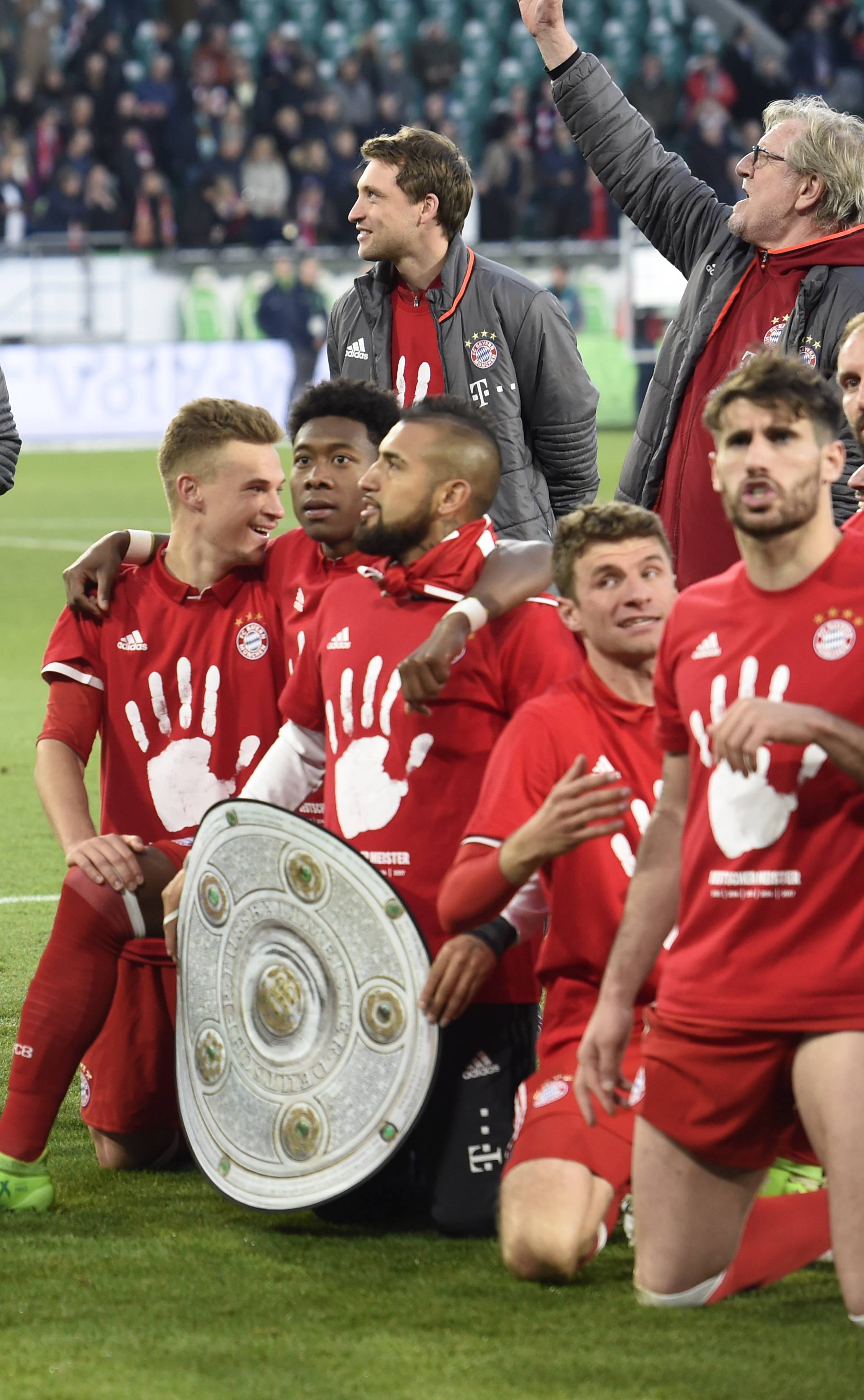 Bayern Munich coach Carlo Ancelotti  and his players celebrate after the match after winning the Bundesliga