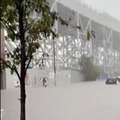 Snažna kiša paralizirala New York: Brojni automobili ostali zarobljeni pod vodom
