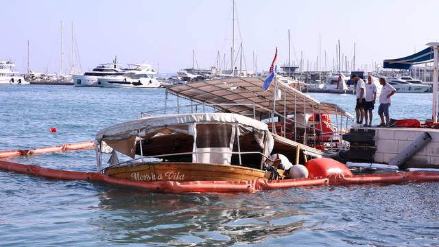 Split: Potopljeni turistički brod Morska vila priprema se za tegljenje