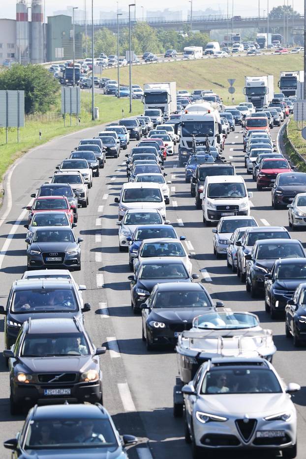 Zagreb: Gužve prema Jadranu, kolone vozila protežu se kilometrima