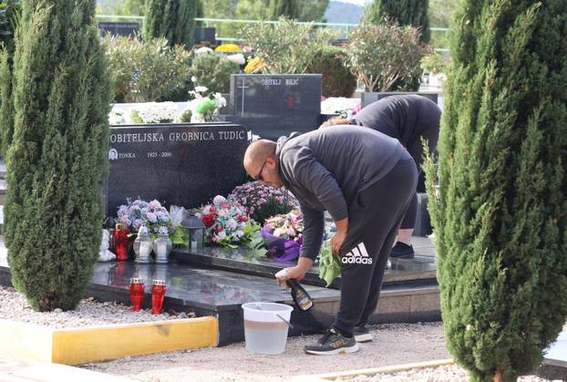 Šibenik: Na blagdan Svih svetih gra?ani posje?uju grobove svojih najmilijih