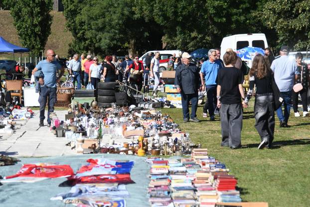 Koprivnica: Velika gužva na buvljaku koji je privukao pažnji brojnih prodavača i još više kupaca