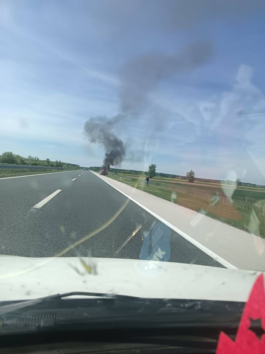 FOTO Izgorio automobil na A3