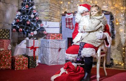 Kuća Djeda Mraza u Kašteliru djeci ostvaruje božićne snove